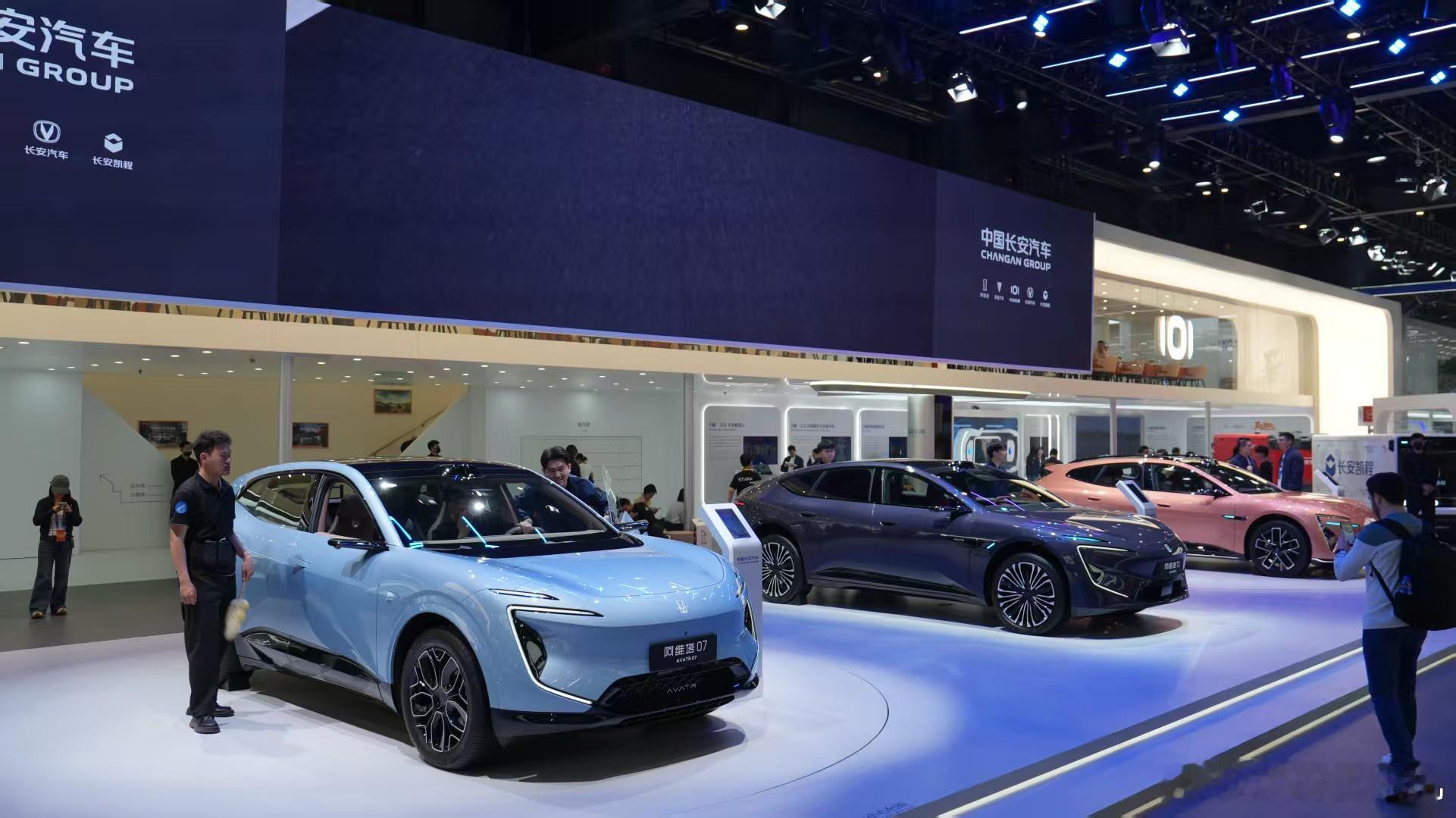 北京车展打卡一下长安展台长安正好上市了两款蓝鲸超擎新车，逸动超擎和第四代CS75