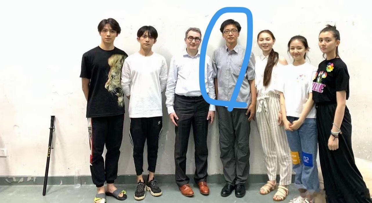 中戏表演系主任王鑫自首，曾是中戏2018级艺考生主考官，那一届有易烊千玺、胡先煦