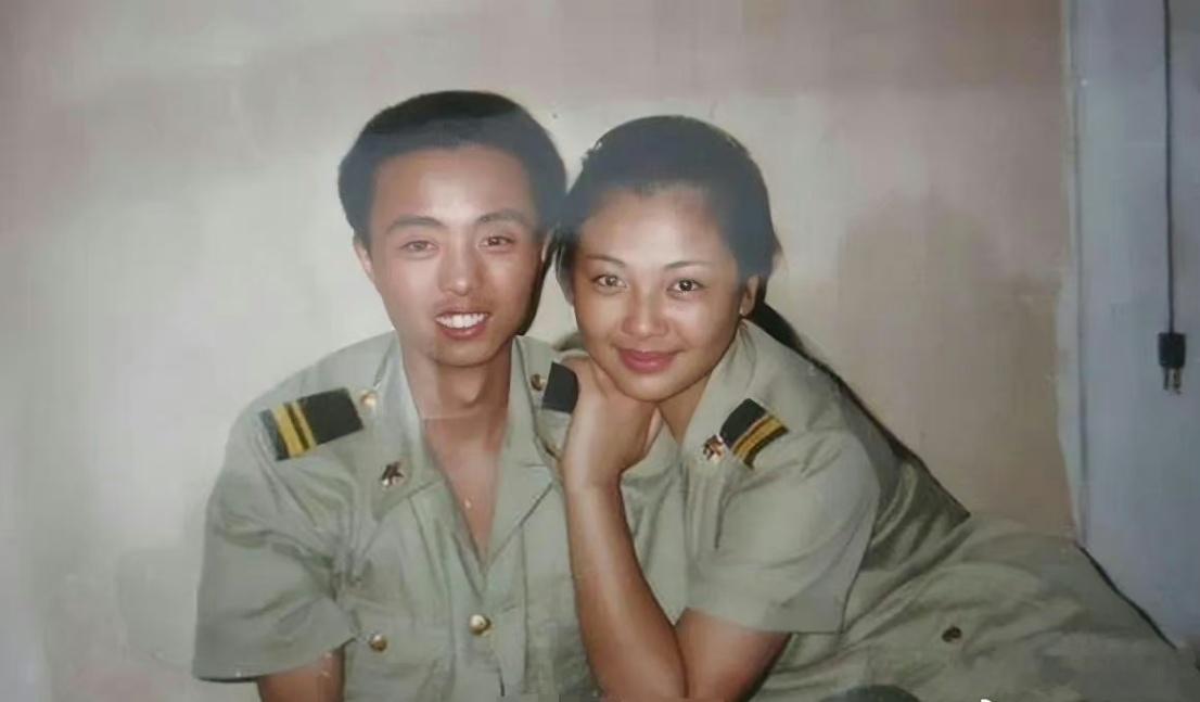 90年代，在广州军区做话务员的刘涛。