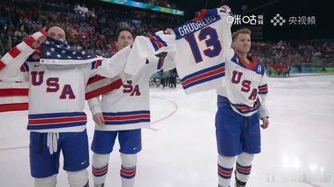 美国冰球夺金后感人一幕美国冰球夺金后举起去世队友球衣男子冰球金牌战，美国队加时赛