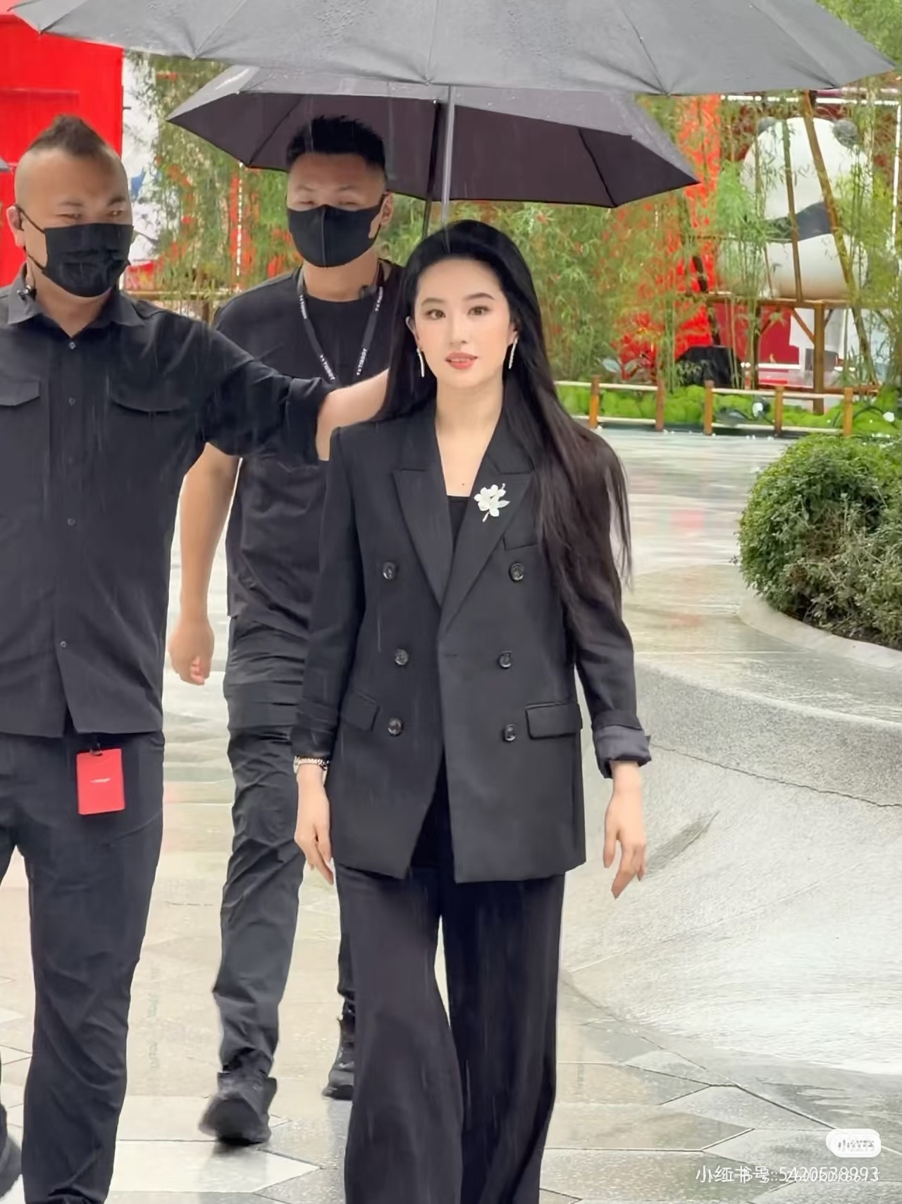 刘亦菲黑西装白胸花刷到一张惊为天人的高清实况图！ 