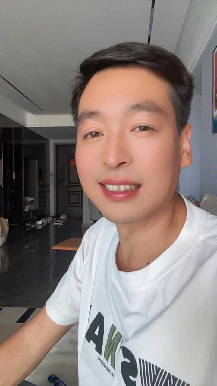到了这个年纪，苦不能说，你得藏着，累不能说，你得扛着，痛不能说，你得忍...