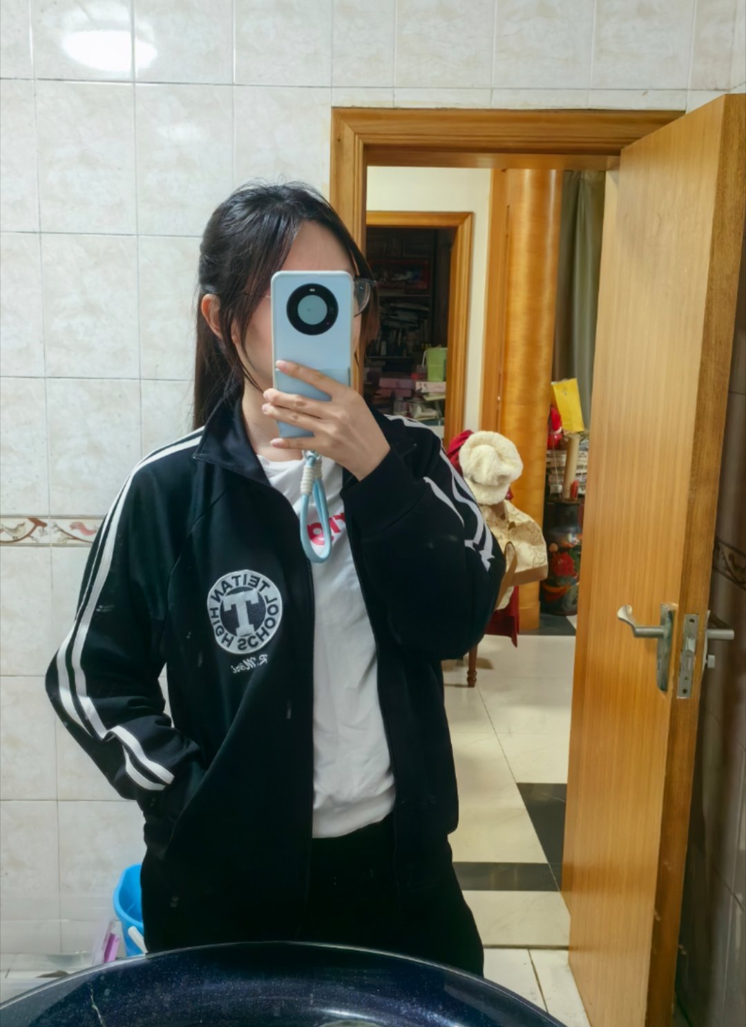 日落大道120号[超话] 接妹妹放学，突然想去学校转转了，然后扒拉出来了猫露露同