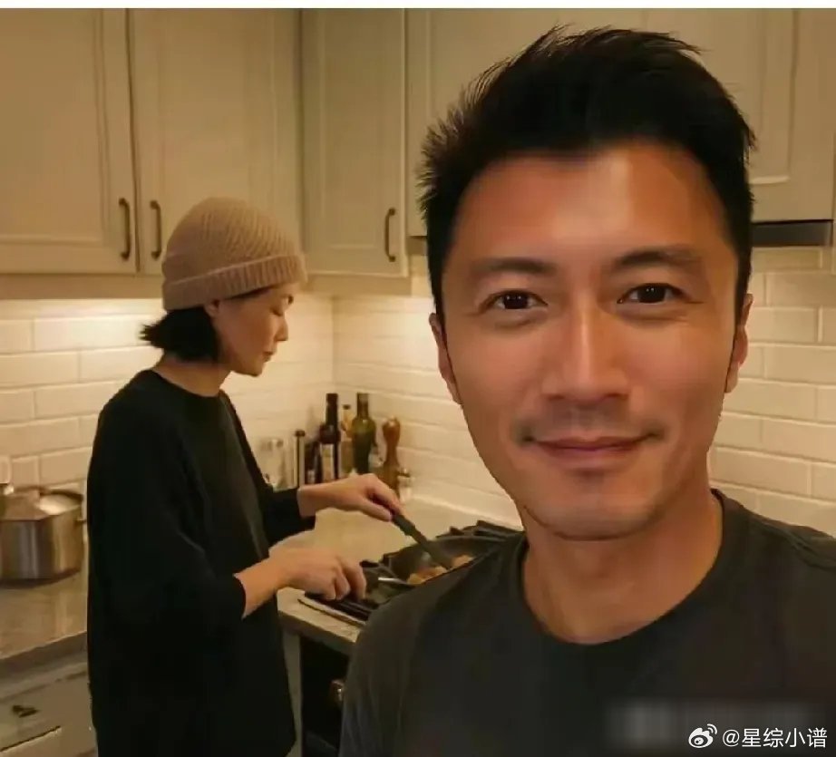 半夜谢霆锋晒王菲下厨房给他做饭大家都知道王菲是不会做饭的能让王菲下厨难怪谢霆锋要