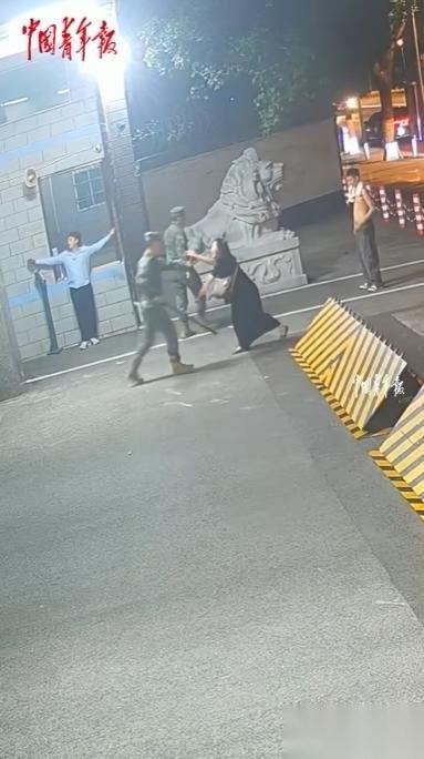 太嚣张了！四川，一男子深夜被追打的走投无路，冲进部队营门向哨兵求救。
小伙子跑过