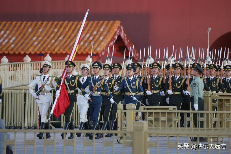今天凌晨的天安门，和今天的全国高速，是两个平行世界 🇨🇳

一边是：早上6点
