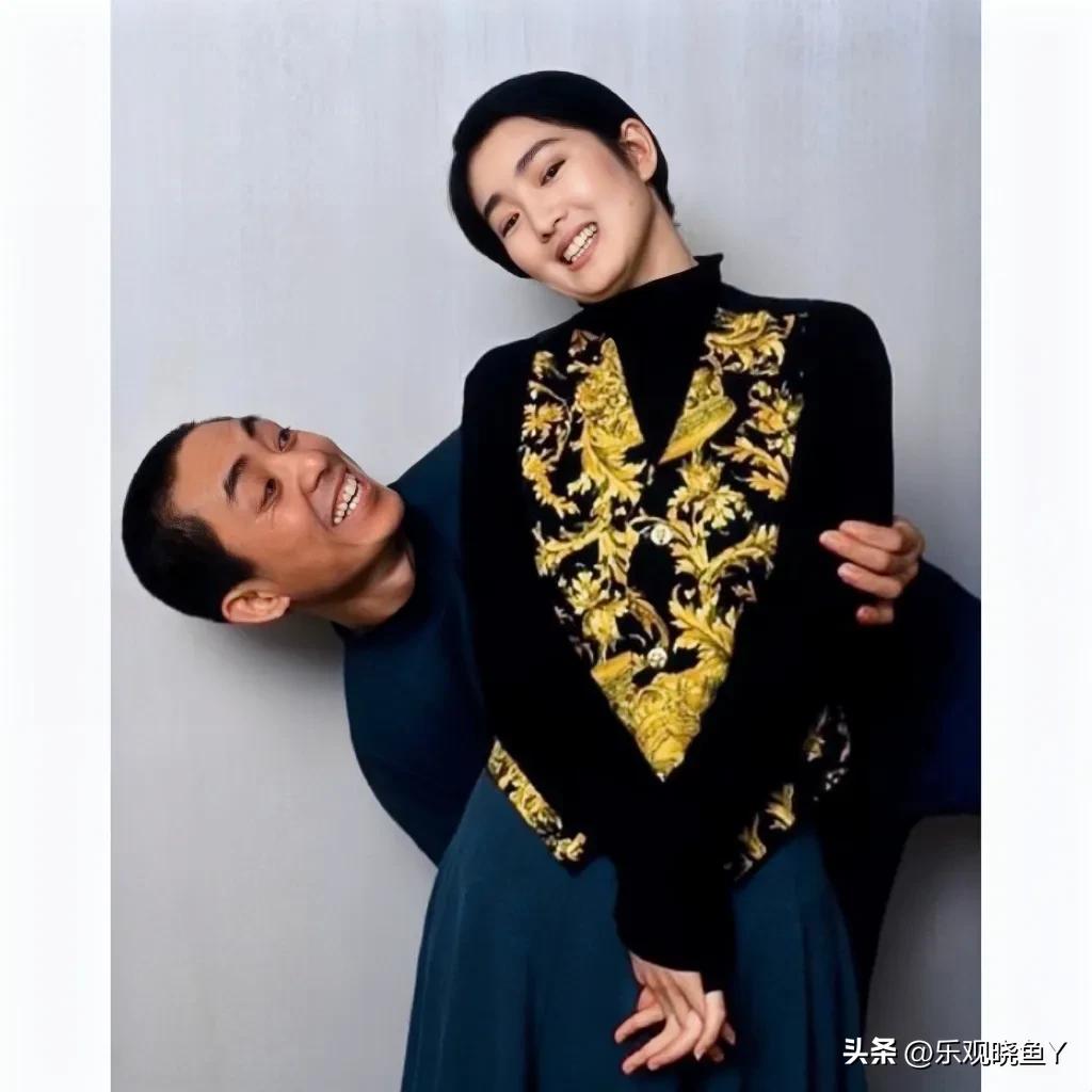 1993年，英俊帅气的张艺谋与如花似玉的巩俐在北京的合影，那时候他们二人满脸幸福