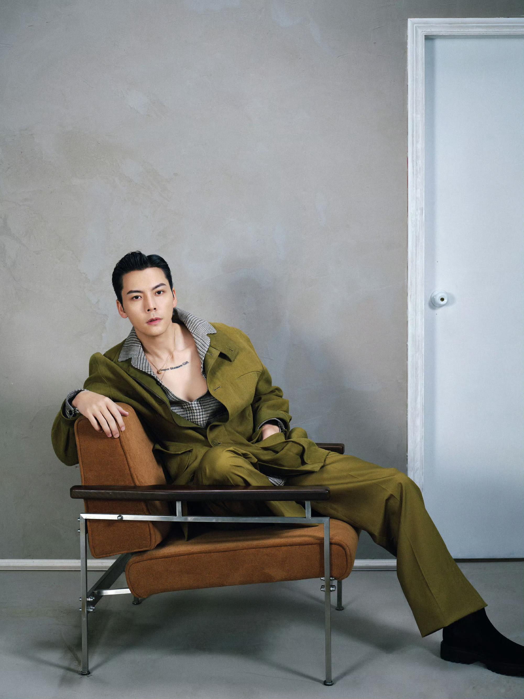 陈伟霆穿v领夯爆了 陈伟霆这组图我可以反复看一百遍！大背头和V领的搭配太绝了，把