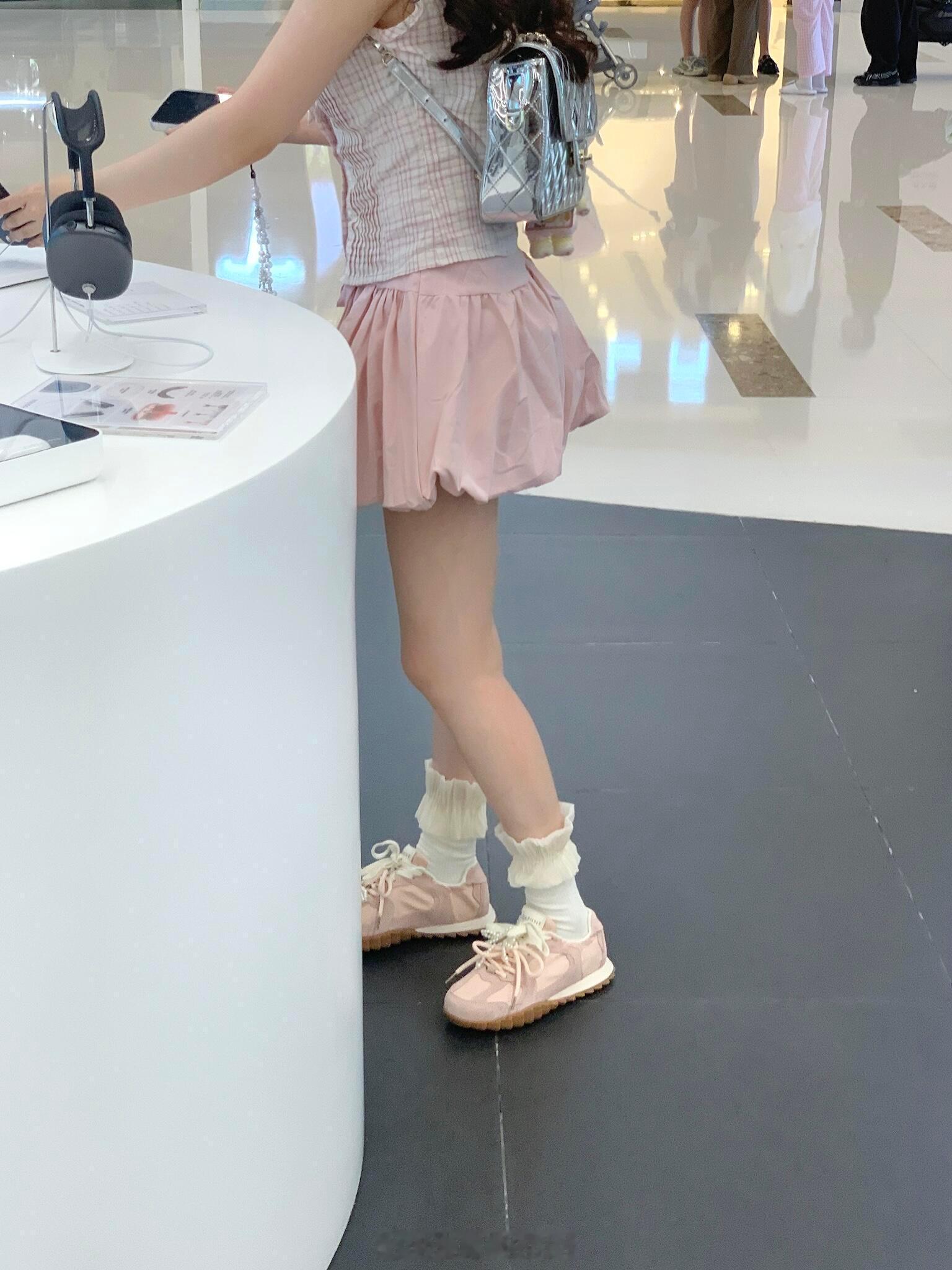 沃K！苹果店看见的！无语了😅我靠！！今天去苹果店买手机，，看到这个小姐姐好精致