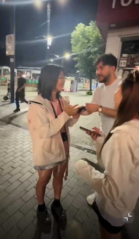 伊斯坦布尔的夜幕下，几个亚裔游客沿着老城石板路缓步闲逛。
突然一名土耳其男子忽然