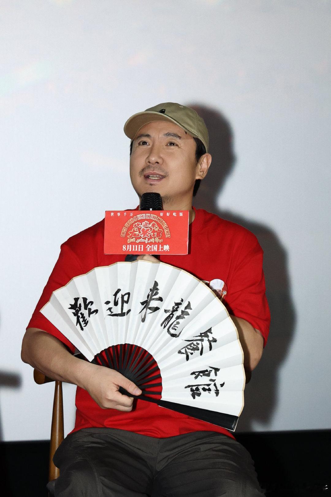 龙餐馆路演现场观众给赛夫送可乐龙餐馆路演现场，观众给赛夫递可乐的瞬间好有温度。演