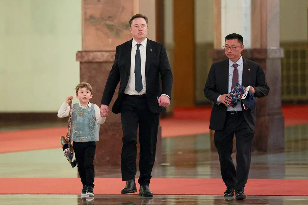 埃隆·马斯克和他的儿子也现身于活动现场，有钱就是任性。