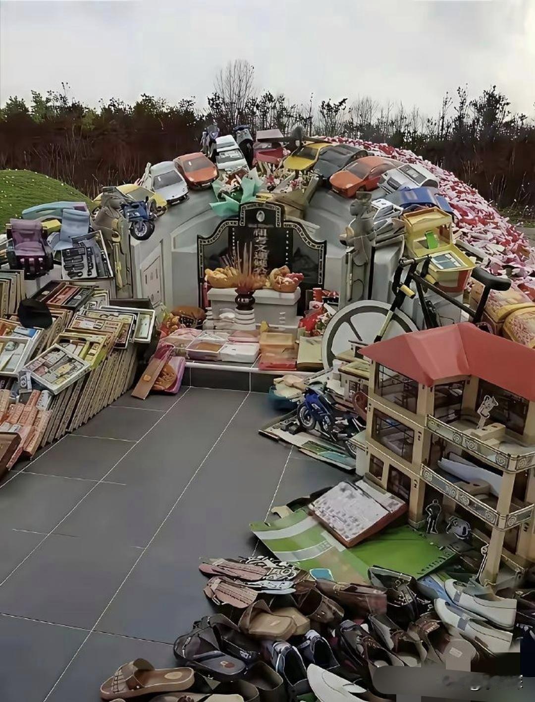 这祭拜也太豪华了吧，老人都能在下面开商店了