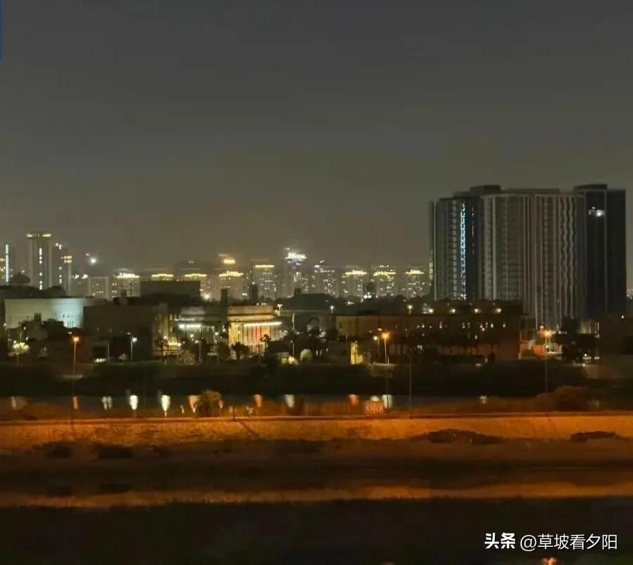 当地时间3月7日晚，美国驻伊拉克巴格达绿区大使馆遭到火箭弹袭击。
尽管使馆启动防