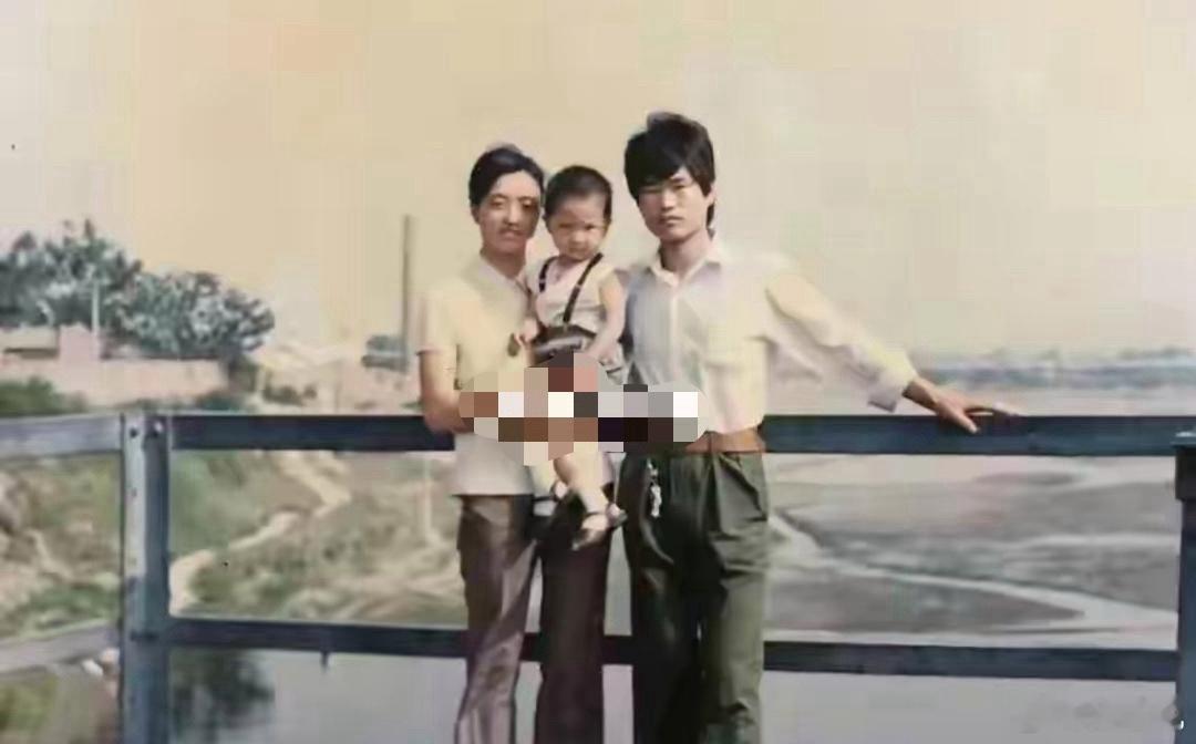 38年前抱儿子，38年后抱孙子。 