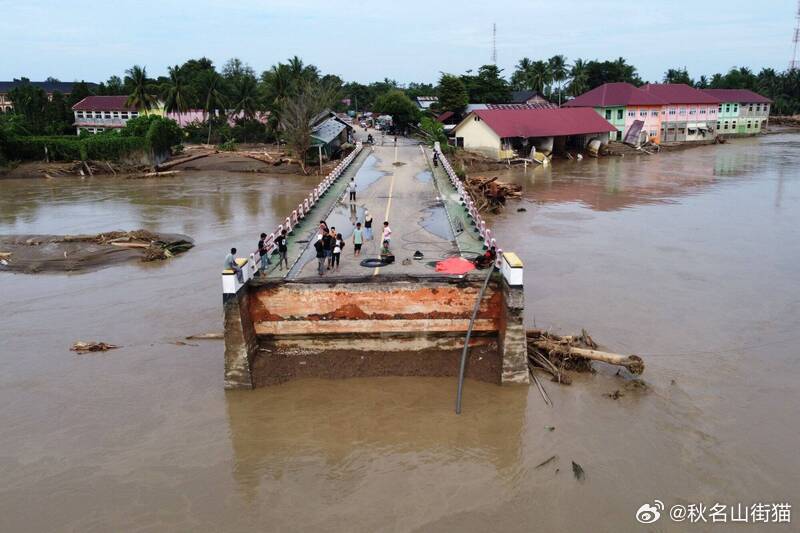 【热带气旋袭东南亚！水坝溃堤引发洪灾 印尼、斯里兰卡损失惨重】海外新鲜事 受热带