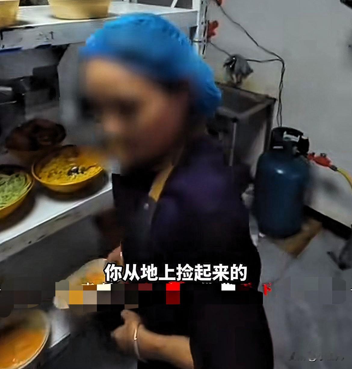 这才是真良心！湖北宜昌，一外卖小哥等着取餐时，商家不小心把面条掉在了地上，居然捡