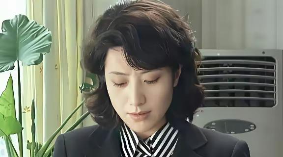 翻看王静早年旧照，瞬间明白当年为何惊艳众人✨
 
年轻时的王静气质温婉大气，眉眼