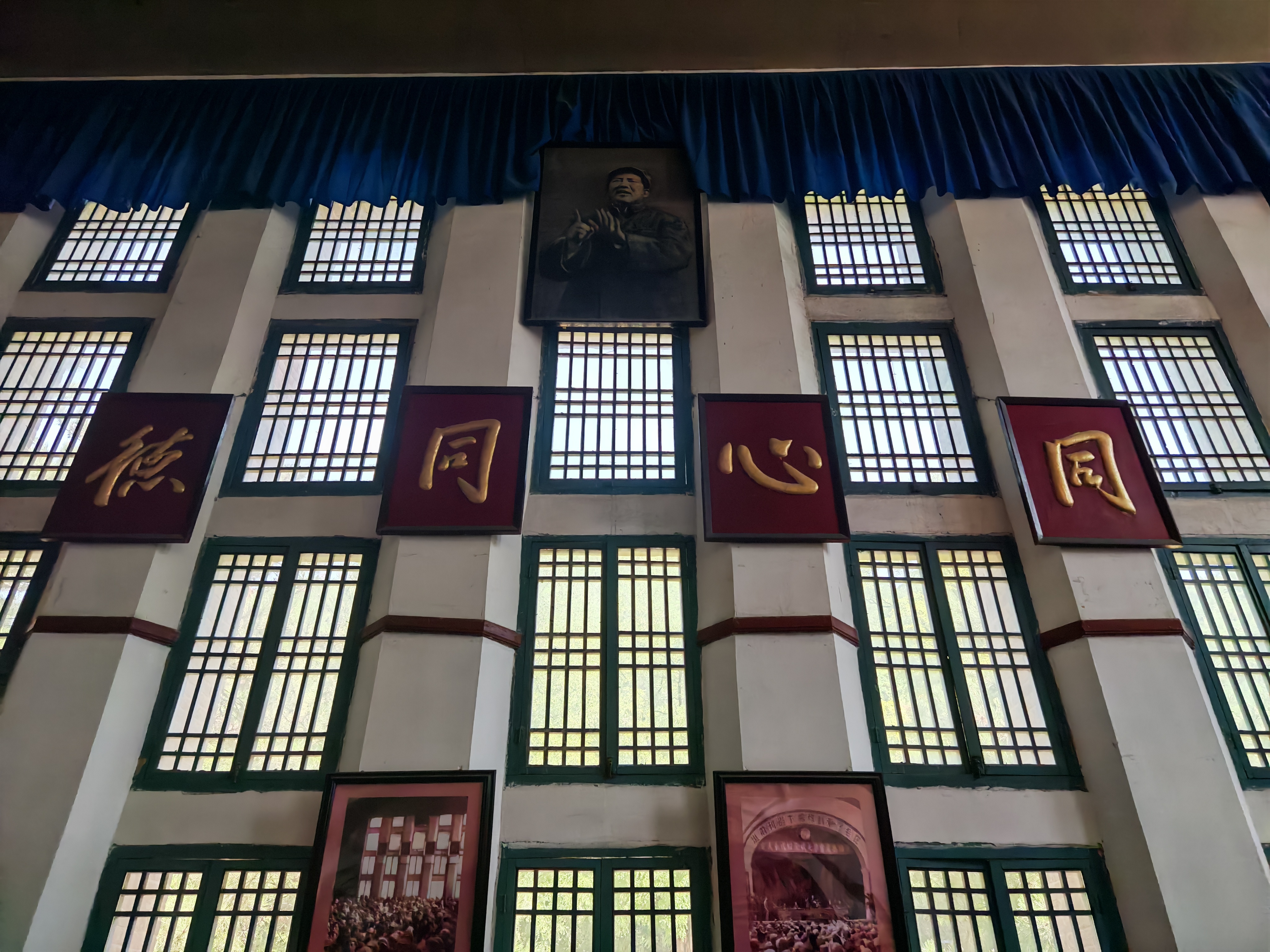 用延安精神滋养灵魂。 延安·杨家岭革命旧址