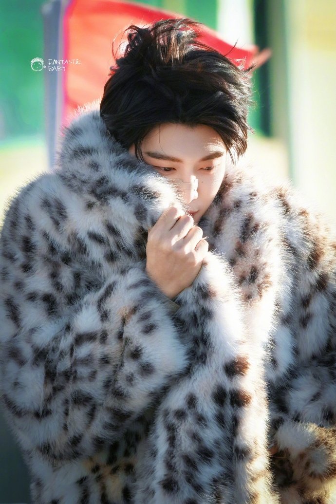 范丞丞站姐的权威真不是吹的！线下路透直接拍成高定大秀神图，贵气值狠狠拉满～ 这出