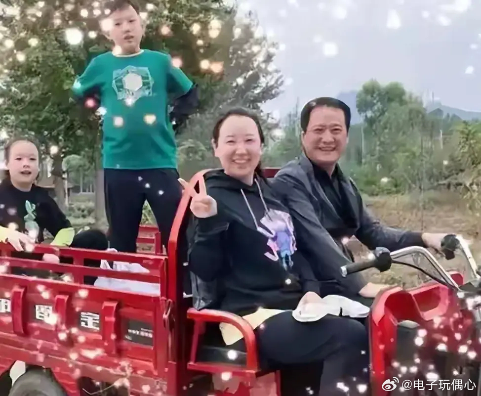 关凌比丈夫小17岁，生两孩子，儿子叫姬关枪，女儿叫姬关花 