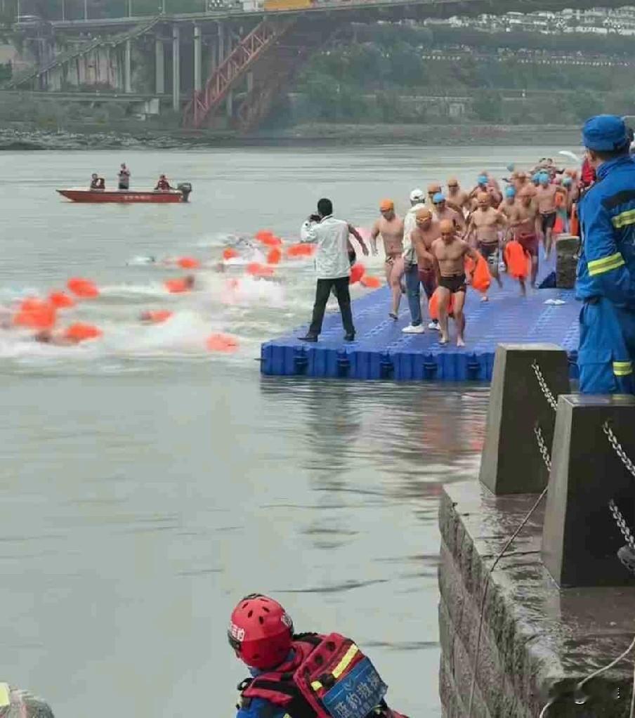 哇塞，宜宾这比赛选手像下饺子一样！


 
今天的长江宜宾段也太热闹了吧！

