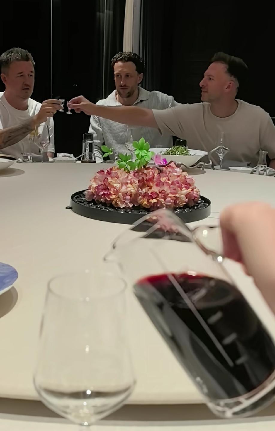 这应该是上海大师赛决赛之后的画面吧？我猜全场应该是小特公子买单，毕竟一场决赛下来