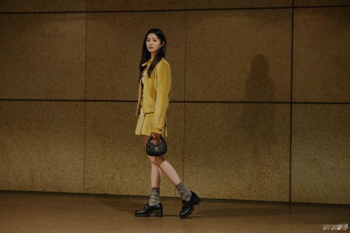 #刘浩存出发LOOK##刘浩存出发巴黎LOOK#刘浩存开启巴黎时装周之旅，姜黄色