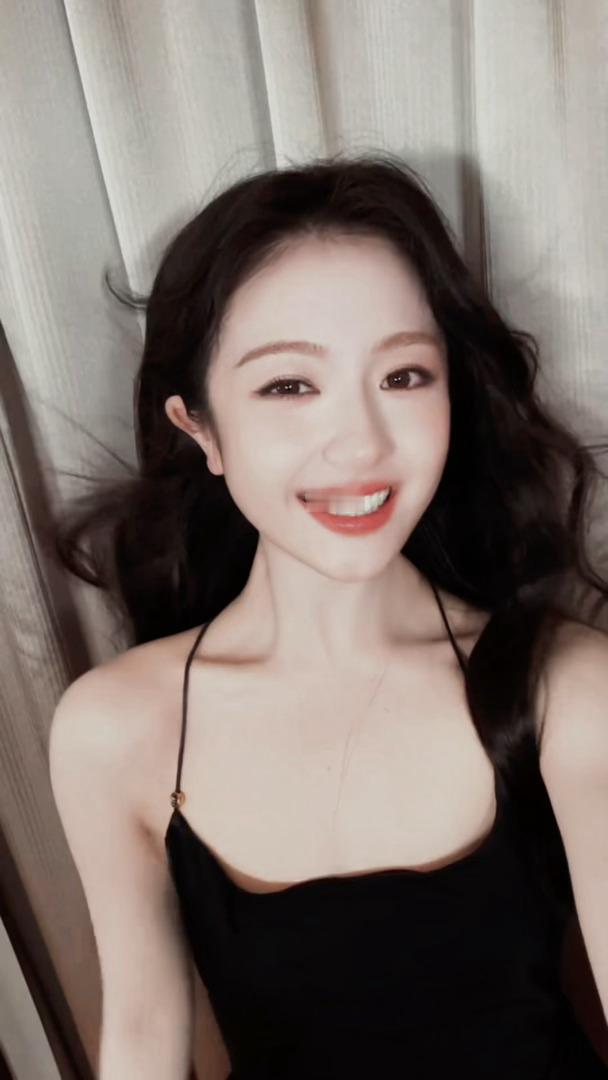 李兰迪🫘最新转场视频营业，像一杯甜甜的热奶茶！！