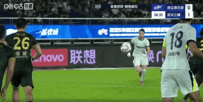 浙江队vs武汉三镇 上半场补时12分钟😂目前武汉三镇1-0领先浙江队 热点现场