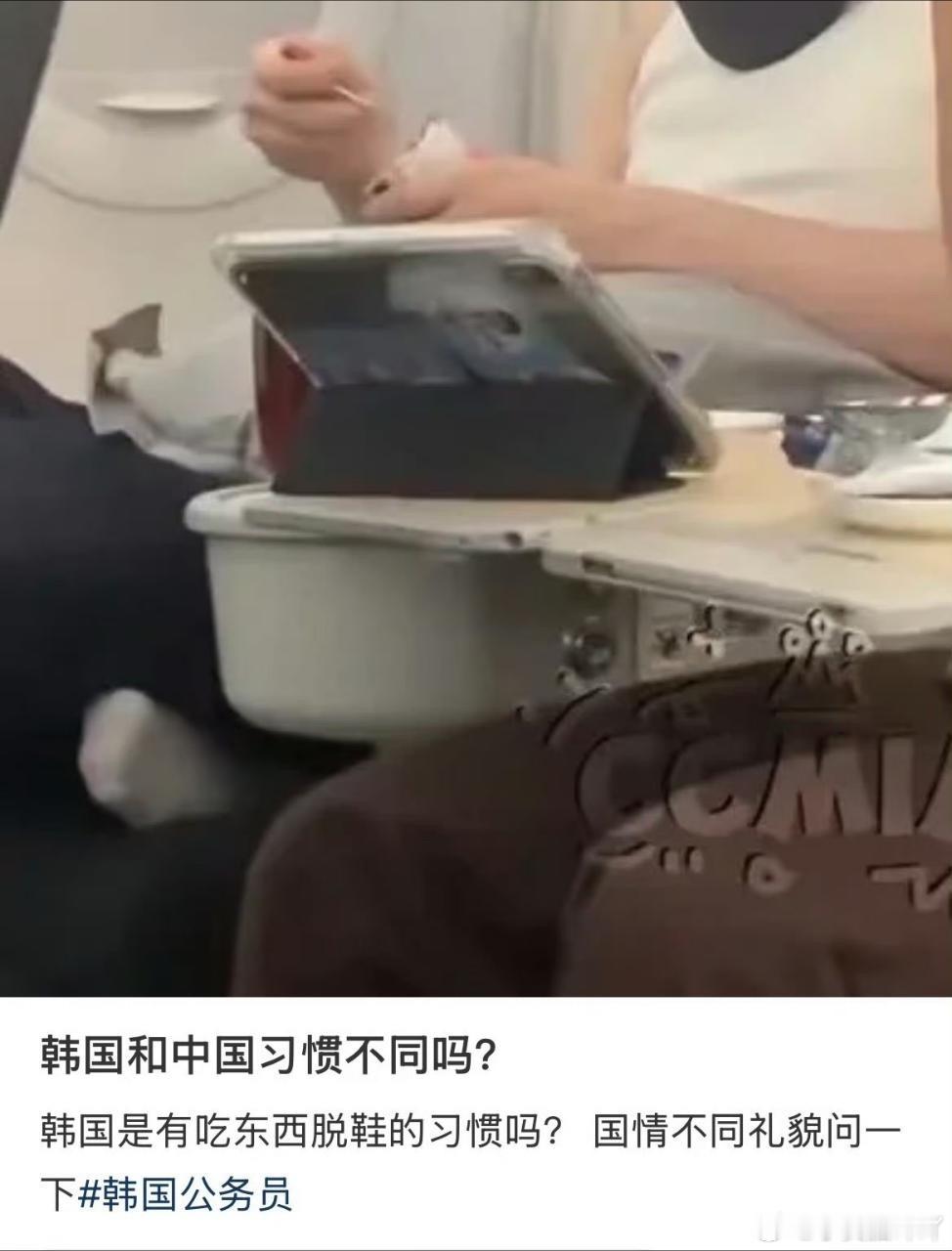 金允植在泡泡里说担心粉丝，结果在机场看到粉丝摔倒直接走过去，还在飞机上脱鞋，然后