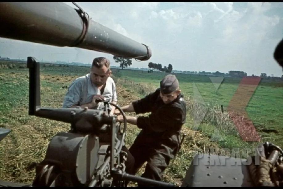 1.1943年德国不来梅，一张二战彩色老照片将第8 Luftwaffe防空炮兵师