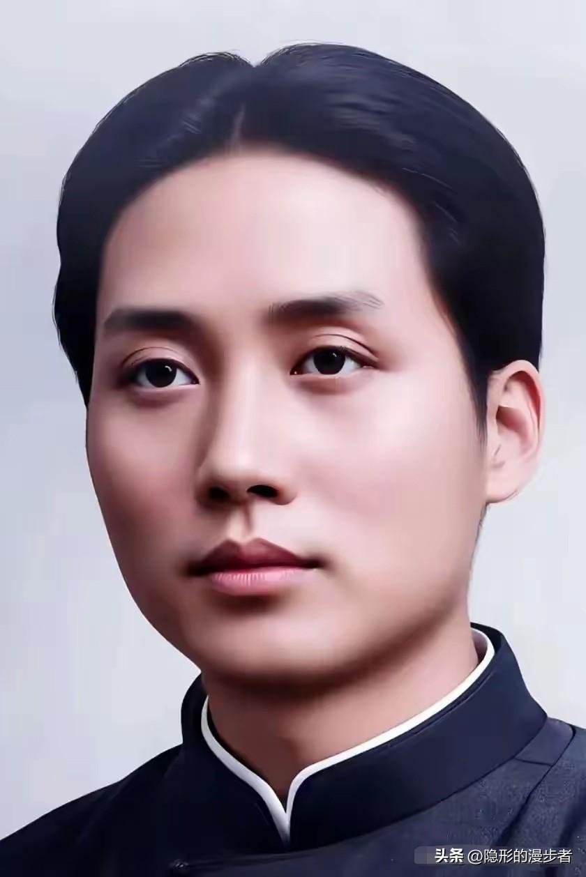 毛主席的相貌和气质，随着岁月一直在变化，越看越让人敬佩。
少年时的他，眉眼清秀，