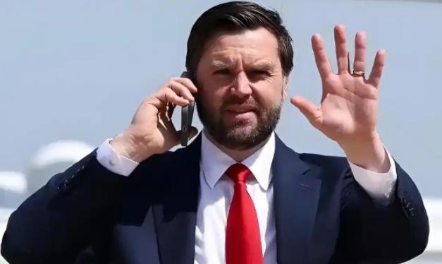 特朗普的副总统万斯算是不装了，一句话把底牌亮了出来：大陆要是收台，美国就得经济萧