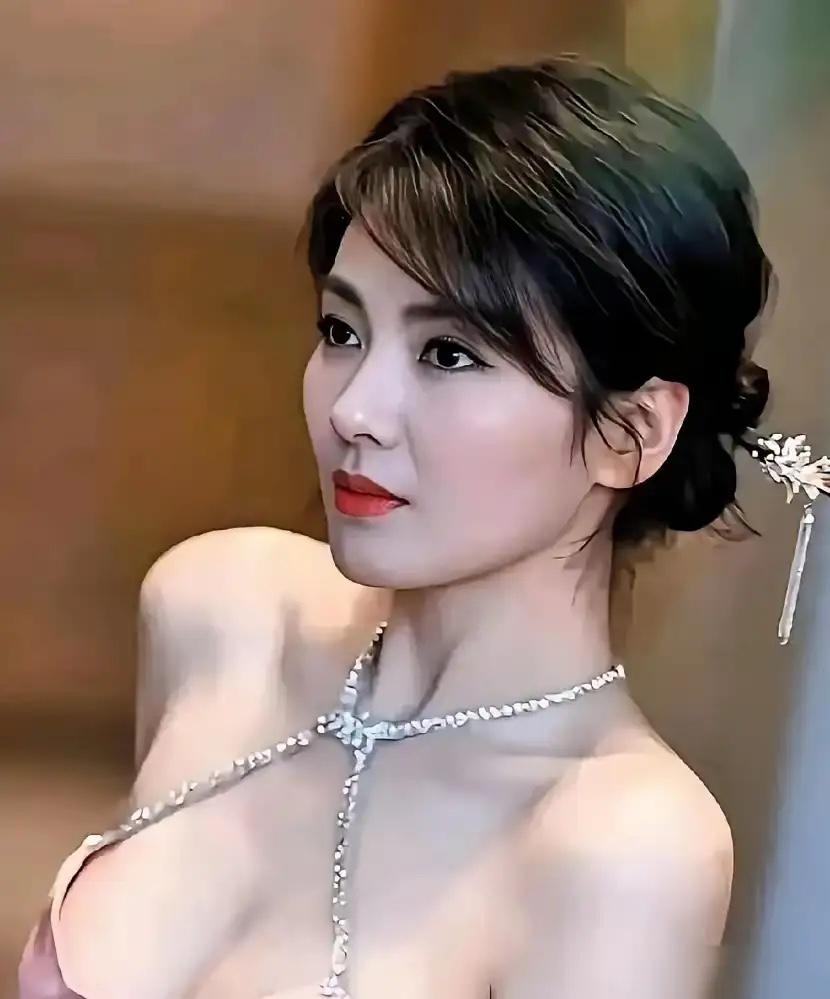 一觉醒来又吃到瓜了
46岁的刘涛上热搜了。

刘涛又凭“松弛大女主”刷屏了，别被