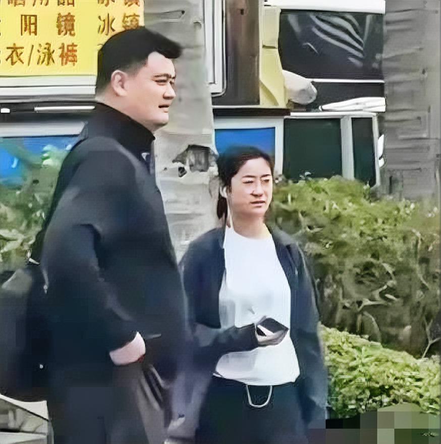 姚明和女儿，都是大高个，女儿眉清目秀，天庭饱满，已经15岁了，身高一米九，回头率