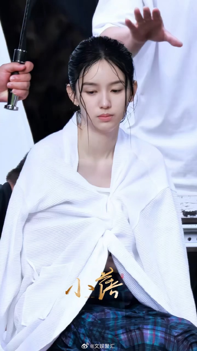 娱乐镜头模糊也挡不住周也的美氛围感美貌根本不受画质限制，就算镜头糊成一片，镜头模