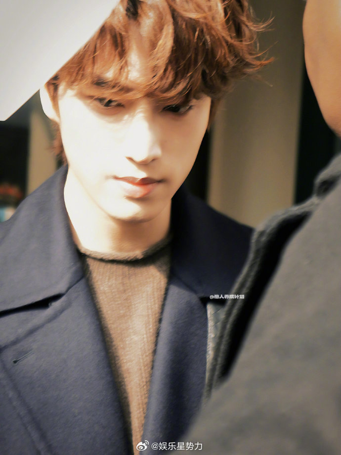 张康乐卷毛和背头的温度差 背头沉稳气场全开，卷毛阳光少年感拉满，用双造型诠释反差