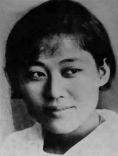 她生于缅甸的一个华人家庭，父亲早年留学日本，曾参加过孙中山领导的同盟会。15岁时...