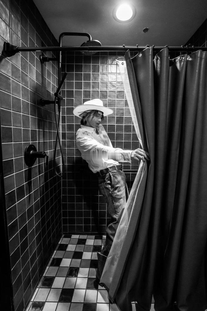 蔡徐坤完全法拉利蔡徐坤年下熟男感 蔡徐坤真的很懂怎么在舞台上散发魅力，all b