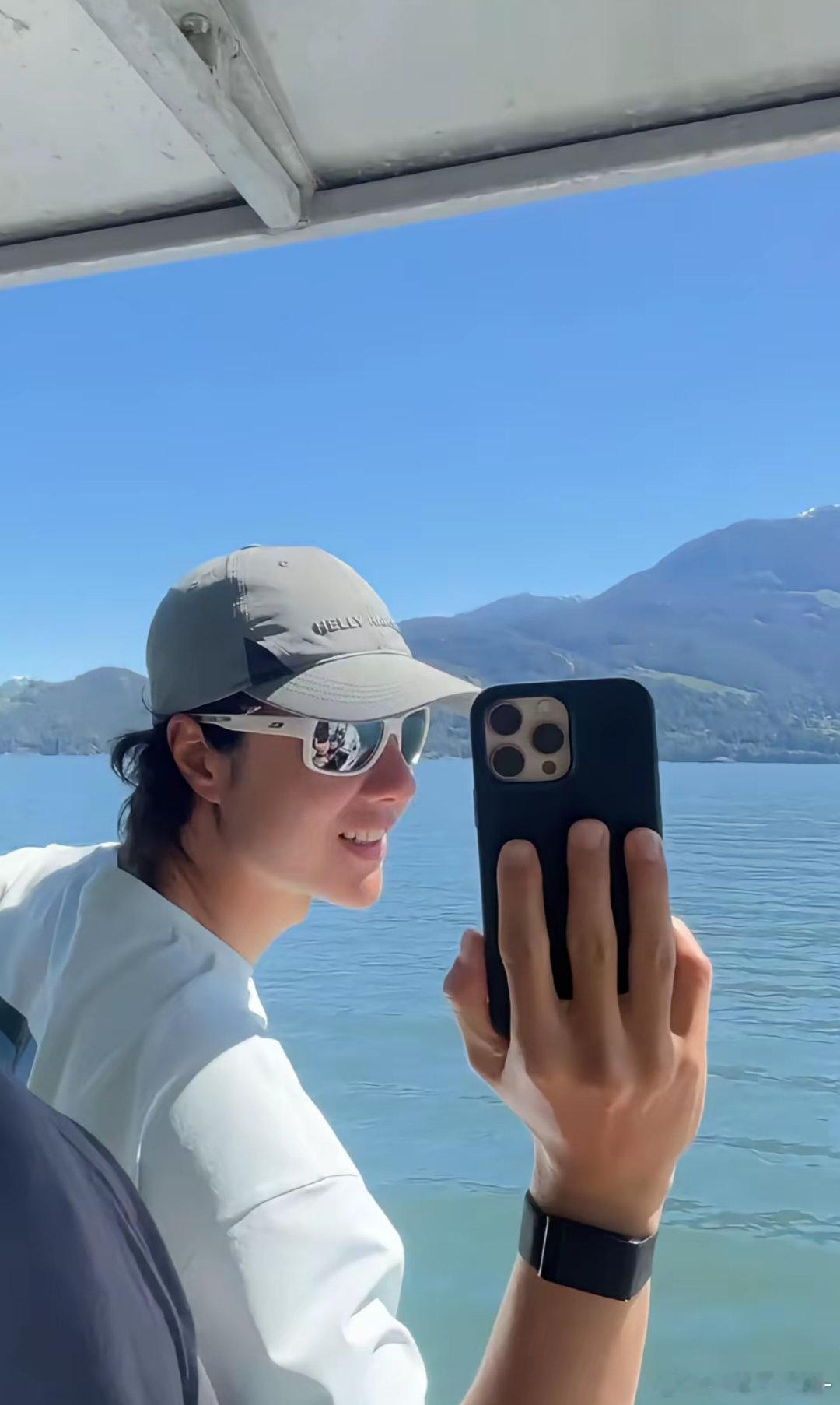 卧槽 手机在王一博手里好小啊 还有一张好权威的脸