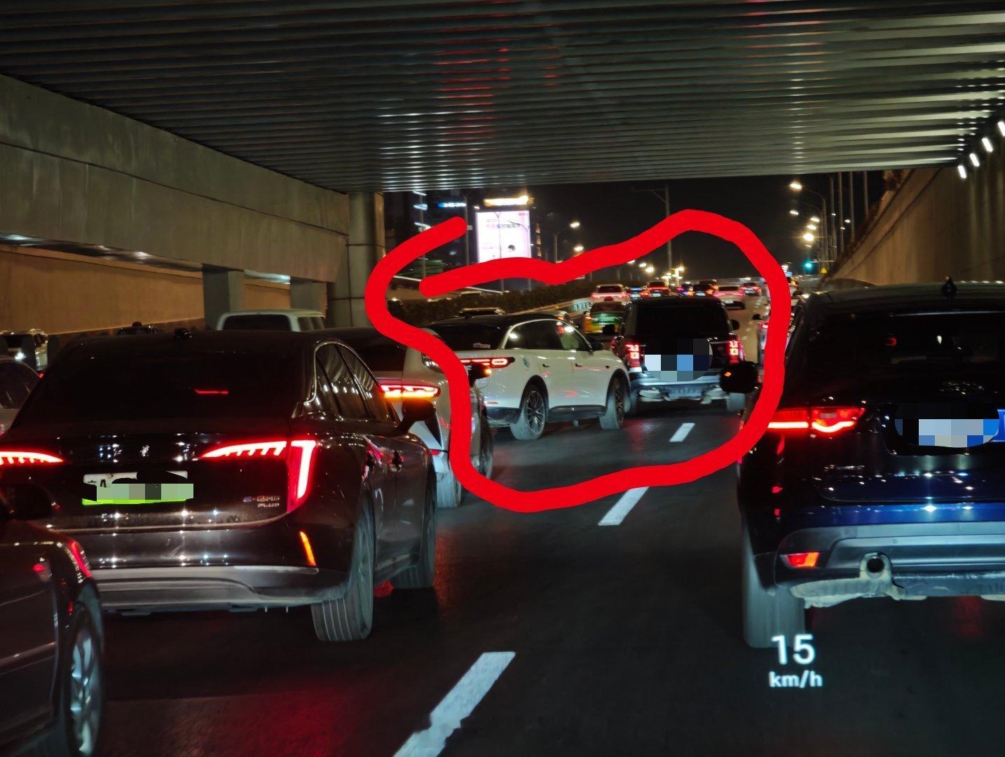 两车轻微剐蹭，应该是一个左并线有个右并线，堵了四环将近4km的车，你们觉得是谁的