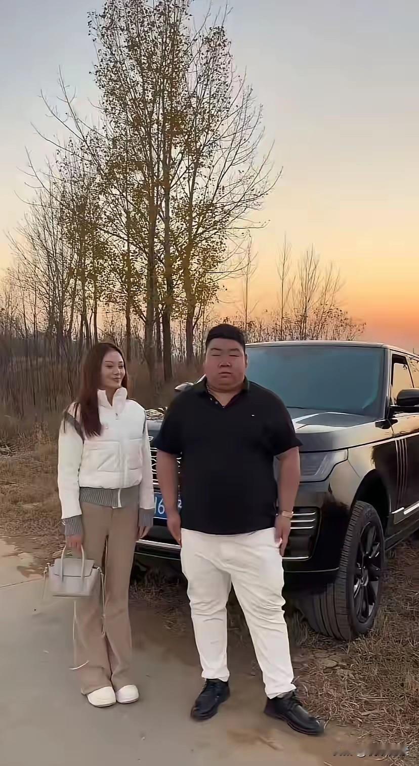 男人还是要有钱，
有钱才能硬气，
有钱才能帅过黎明，帅过刘德华。