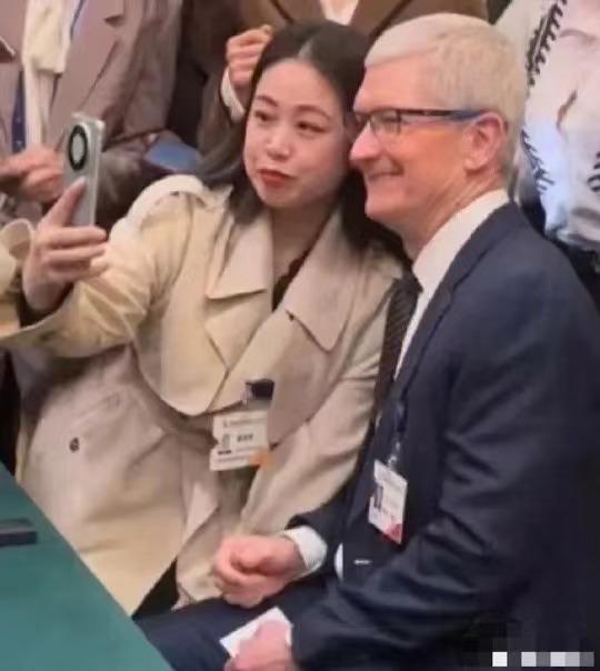 华为手机的名场面又来了！！不过任正非也帮苹果手机打过广告，也算是一种礼尚往来，互