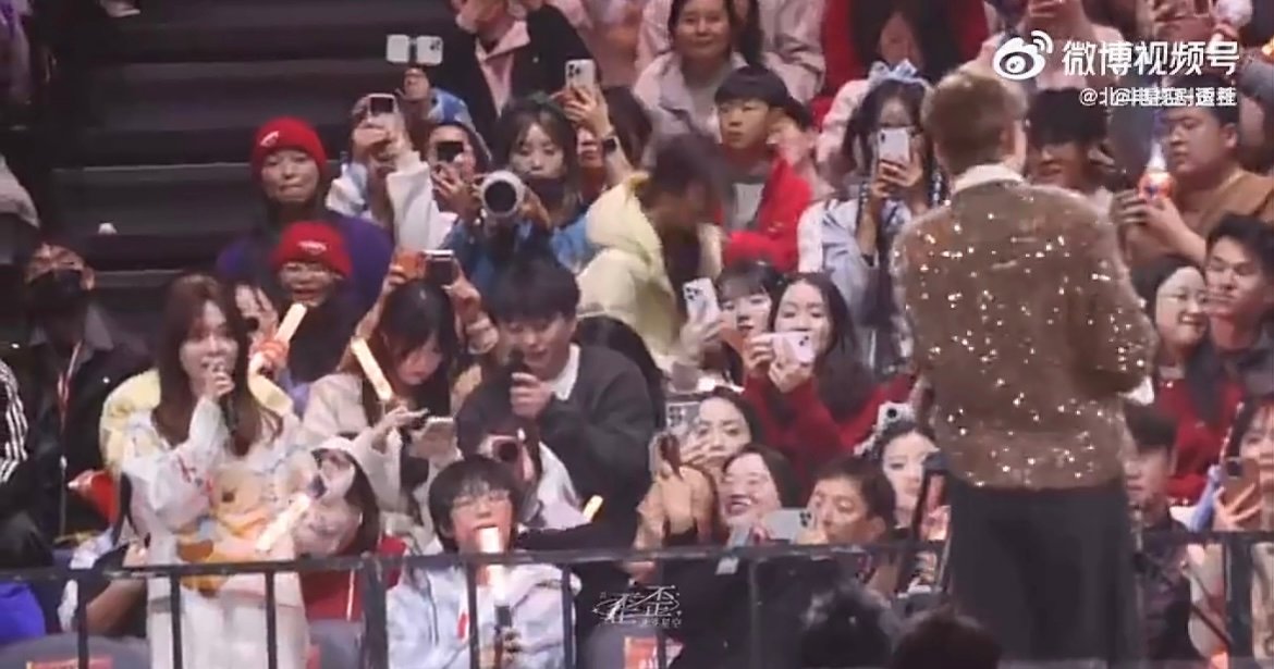 张杰演唱会幸运观众黄霄雲 黄霄雲打卡张杰演唱会喜提5G黄金，《声生不息》翻唱《最