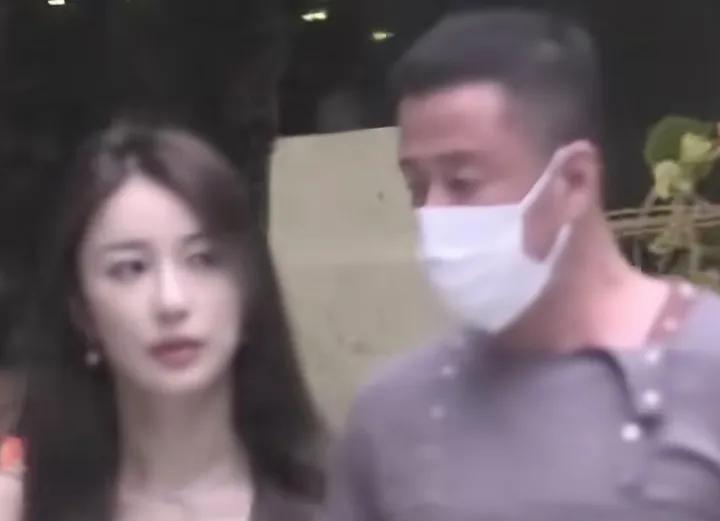 看来，男人都是花心的。
杨坤看起来成熟、稳重，而且又是乐坛的实力派歌手，以为他要