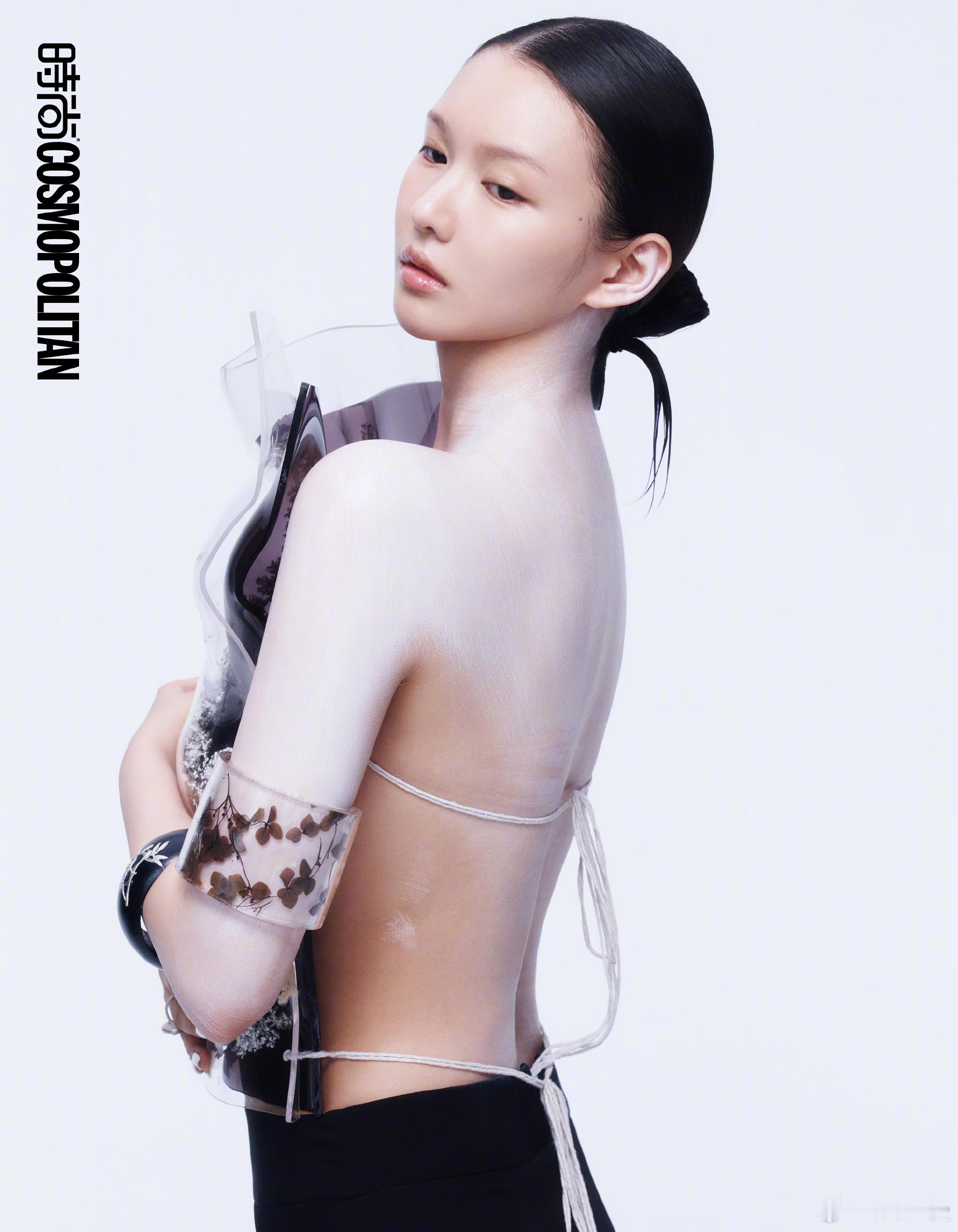 周子玄把调色盘搬脸上了别人化妆是变美，周子玄直接把艺术焊在脸上！高饱和撞色+清冷