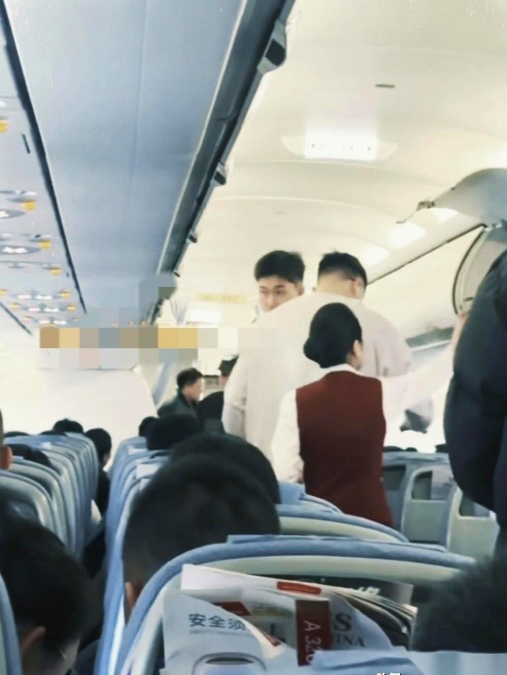 明知道大概率要输的球，还得大老远坐飞机去打。
有时候真觉得有点黑色幽默。
徐杰、