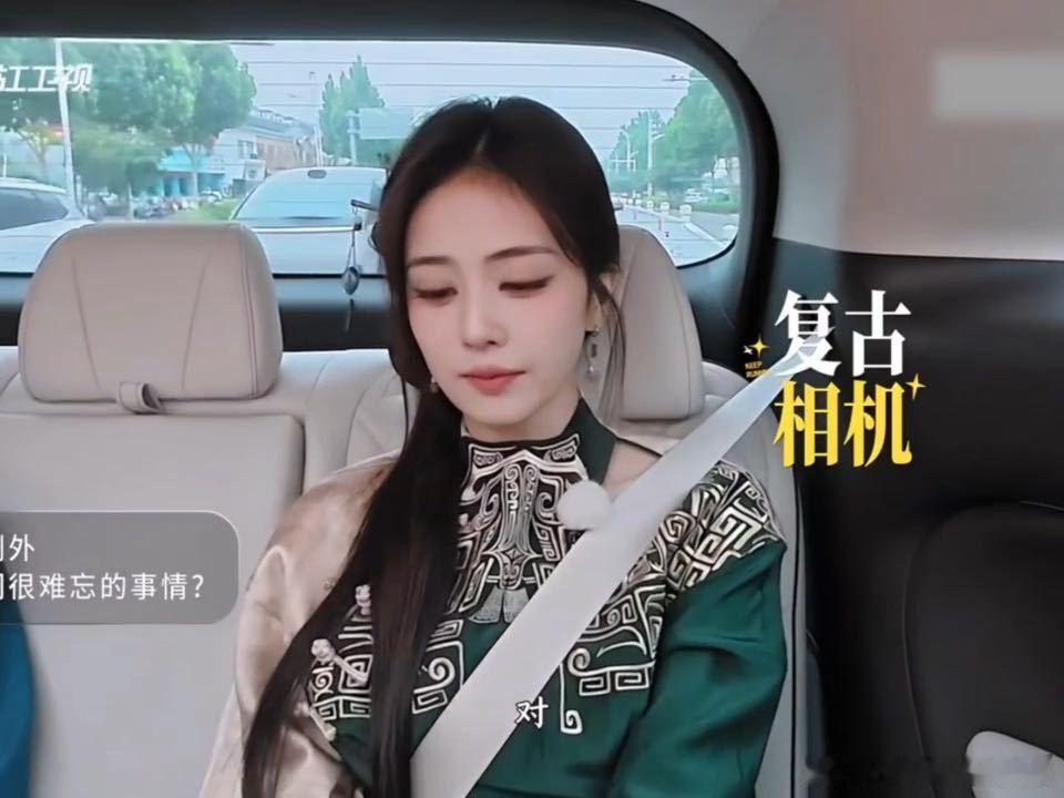 白鹿送了丞磊一大堆相机丞磊把白鹿送的相机放家里收藏白鹿新剧躺在坟墓里流泪 白鹿留