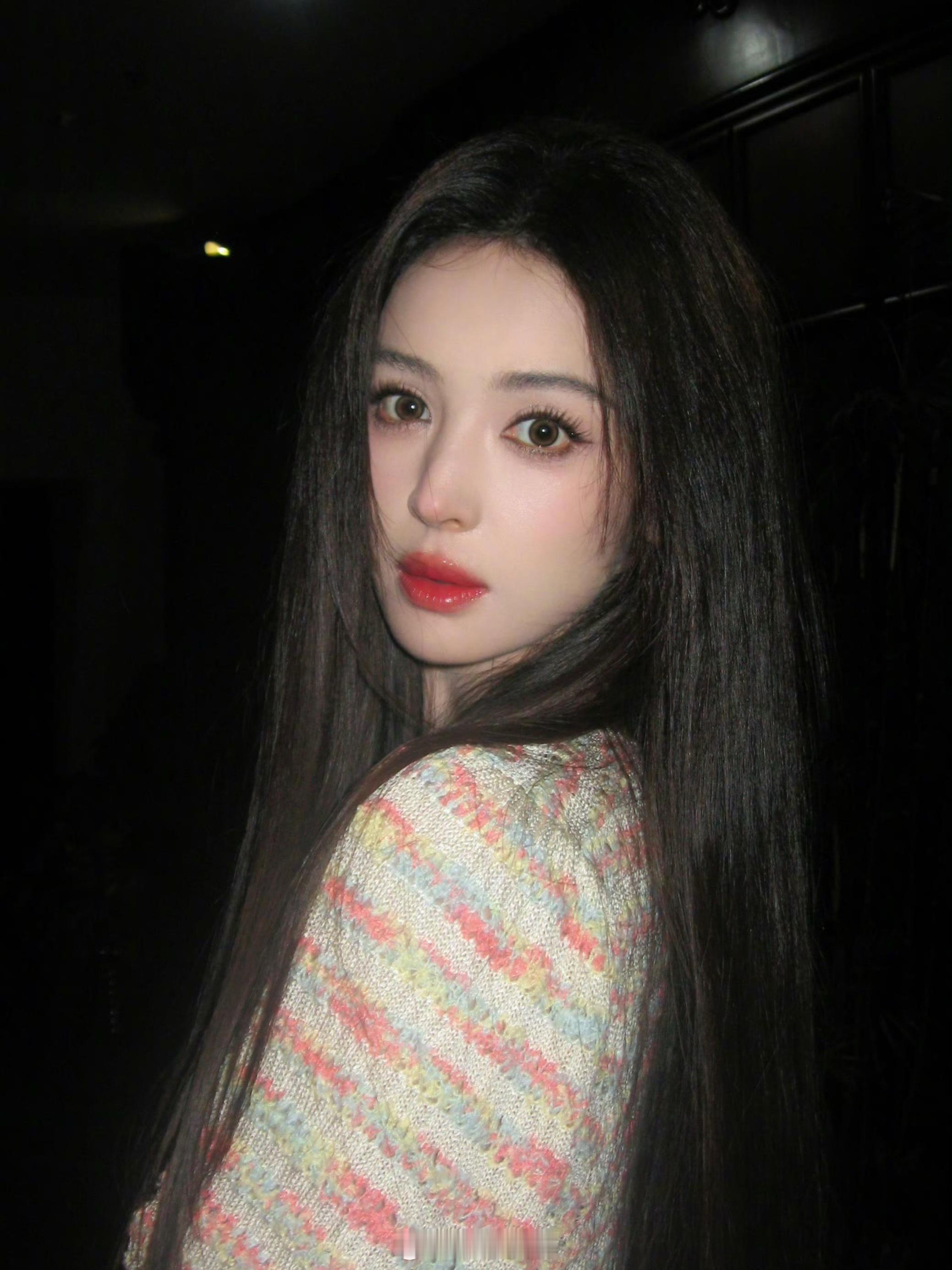 全体起立！沉浸式欣赏大美人娜扎的黑长直神图！！521姐姐也在宠粉～你给的感觉，谁